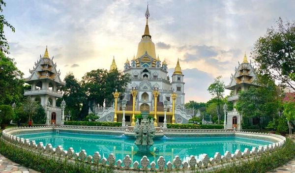 Chùa Bửu Long Chùa có kiến trúc Ấn Độ với tháp cao dát vàng và được xây dựng từ năm 1942, đây cũng là một trong những ngôi chùa phái Nam tông đẹp nhất miền Nam. Tổng diện tích của chùa rộng hơn 8 ha, nằm ở một ngọn đồi phía tây sông Đồng Nai, thuộc Công viên Lịch sử văn hóa dân tộc. Ảnh: Thiên Chương. Chùa Bửu Long Chùa có kiến trúc Ấn Độ với tháp cao dát vàng và được xây dựng từ năm 1942, đây cũng là một trong những ngôi chùa phái Nam tông đẹp nhất miền Nam. Tổng diện tích của chùa rộng hơn 8 ha, nằm ở một ngọn đồi phía tây sông Đồng Nai, thuộc Công viên Lịch sử văn hóa dân tộc. Ảnh: Thiên Chương.