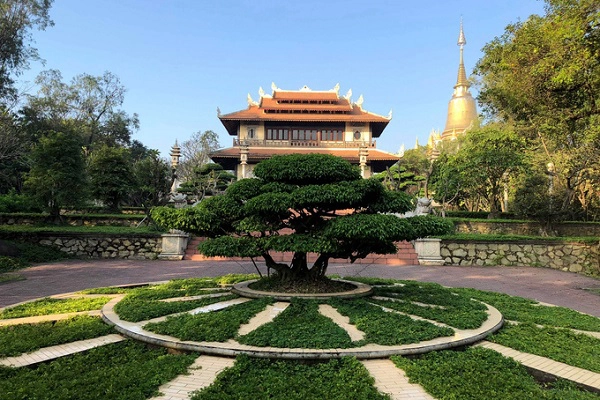 Đến chùa, ngoài việc chiêm bái, lễ Phật, khách hàng hương có thể đi dạo bên trong khuôn viên với nhiều cây xanh, thoáng mát hoặc ngắm Sài Gòn và các tỉnh lân cận từ trên cao. Tên ngôi chùa dễ nhầm lẫn với một khu du lịch ở Biên Hòa (Đồng Nai), bạn nên tìm hiểu kỹ đường đi trước khi khởi hành. Ảnh: Thiên Chương. Địa chỉ: 81, Nguyễn Xiển, Long Bình, Quận 9. Đến chùa, ngoài việc chiêm bái, lễ Phật, khách hàng hương có thể đi dạo bên trong khuôn viên với nhiều cây xanh, thoáng mát hoặc ngắm Sài Gòn và các tỉnh lân cận từ trên cao. Tên ngôi chùa dễ nhầm lẫn với một khu du lịch ở Biên Hòa (Đồng Nai), bạn nên tìm hiểu kỹ đường đi trước khi khởi hành. Ảnh: Thiên Chương. Địa chỉ: 81, Nguyễn Xiển, Long Bình, Quận 9.