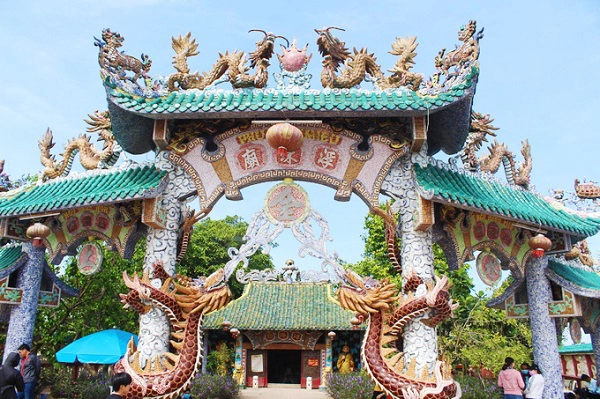 Miếu Nổi Miếu còn có tên gọi khác là Phù Châu. Đây là địa chỉ cầu duyên, tạ lễ nổi tiếng của người Sài Gòn. Vì miếu nằm giữa sông, bạn phải đi đò mới có thể đến được. Ngôi miếu này được xây dựng cách đây hơn 300 năm, có sự kết hợp hài hòa giữa kiến trúc Trung Hoa và Việt Nam, với nhiều chi tiết trang trí hình rồng làm bằng sứ kỳ công ngay từ cổng chùa. Ảnh: Vi Yến. Miếu Nổi Miếu còn có tên gọi khác là Phù Châu. Đây là địa chỉ cầu duyên, tạ lễ nổi tiếng của người Sài Gòn. Vì miếu nằm giữa sông, bạn phải đi đò mới có thể đến được. Ngôi miếu này được xây dựng cách đây hơn 300 năm, có sự kết hợp hài hòa giữa kiến trúc Trung Hoa và Việt Nam, với nhiều chi tiết trang trí hình rồng làm bằng sứ kỳ công ngay từ cổng chùa. Ảnh: Vi Yến.