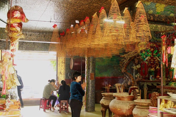 Người dân thường đến đây vào dịp cuối năm để trả lễ hoặc ngày đầu năm để cầu làm ăn, bình an. Ảnh: Vi Yến. Địa chỉ: 420/2, Nguyễn Thái Sơn, phường 5, Gò Vấp. Người dân thường đến đây vào dịp cuối năm để trả lễ hoặc ngày đầu năm để cầu làm ăn, bình an. Ảnh: Vi Yến. Địa chỉ: 420/2, Nguyễn Thái Sơn, phường 5, Gò Vấp.