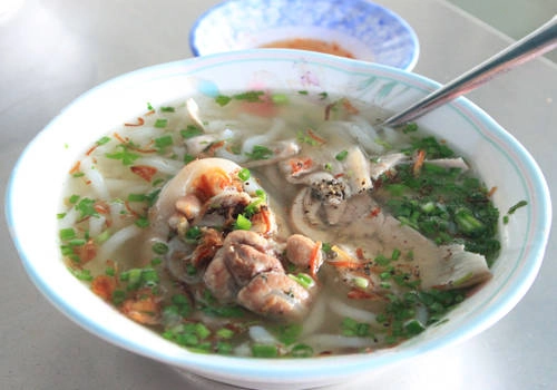 Bánh canh giò heo Tô bánh canh bột lọc với miếng giò heo, đĩa rau sống, đơn giản vậy mà hầu như ai đi Vũng Tàu cũng đều ăn thử. Sợi bánh canh ở đây được chế biến hoàn toàn bằng bột lọc nên thường có màu trắng đục, mềm nhưng dai và không bị bở hoặc gãy nát. Nước dùng được ninh từ cá biển, tôm và xương ống. Có vài lựa chọn như bánh canh thịt nạc, tôm thịt… nhưng bánh canh giò heo được nhiều người yêu thích nhất. Thực khách có thể chọn giò gân hoặc giò nạc. Quán nổi tiếng nhất là bánh canh Long Hương ở cổng chào Bà Rịa (trên đường đi Vũng Tàu), giá 45.000 đồng một tô; hoặc bạn có thể ghé các quán ở chợ Vũng Tàu. Ảnh: Huấn Phan.