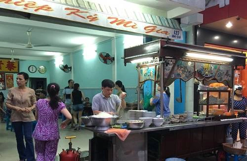 Mì thảy: Quán mì sườn Nghiệp Ký lâu đời thường được người địa phương gọi là “mì thảy”, vì kỹ năng biểu diễn “thảy” mì của chủ quán. Mì được chia thành từng vắt đều nhau, cho vào chiếc vợt chuyên dụng để trụng nước sôi. Vừa trụng, đầu bếp vừa thảy lên không trung mấy vòng cho ráo nước trước khi cho vào tô. Ảnh: Mộc Yên.