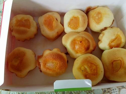 Bánh bông lan trứng muối Nhiều đường phố ở Vũng Tàu bày bán bánh bông lan trứng muối, nổi tiếng nhất là tiệm Gốc Cột Điện, khách đông đến mức phải xếp hàng chờ dù bánh đã đóng hộp sẵn. Có một khu bếp chế biến bánh được đặt ngay gần cửa để khách chứng kiến quy trình. Người thợ làm bánh luôn tay múc từng thìa bột đổ vào khuôn nướng nho nhỏ như khuôn đổ bánh khọt, rồi nướng trực tiếp trên bếp than đỏ hồng. Ảnh: Linh Huỳnh.