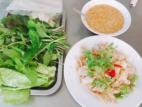 Gỏi cá mai Ngoài những món hải sản quen thuộc như ốc, ghẹ, mực… món gỏi cá mai cũng trở thành đặc sản Vũng Tàu dù hơi khó ăn với người thử lần đầu. Để có món gỏi cá mai ngon, phải chọn những con cá tươi xanh, đánh vảy rửa sạch, rút xương rồi ướp giấm, chanh, tỏi, ớt để làm chín cá. Sau đó sẽ trộn thính gạo cho thơm. Khi ăn sẽ cuốn bánh tráng kèm với ngò rí, húng lủi, húng quế, tía tô, diếp cá, khế chua, chuối xanh… Nước chấm gỏi cá mai được làm từ nước mắm đậu phộng bằng cách xay nhuyễn đậu phộng với ớt đỏ, đường, nêm nước mắm, chanh, tỏi… Quán nổi tiếng nhất là Vườn Xoài, giá 120.000 đồng một đĩa. Ảnh: Phương Duyên.
