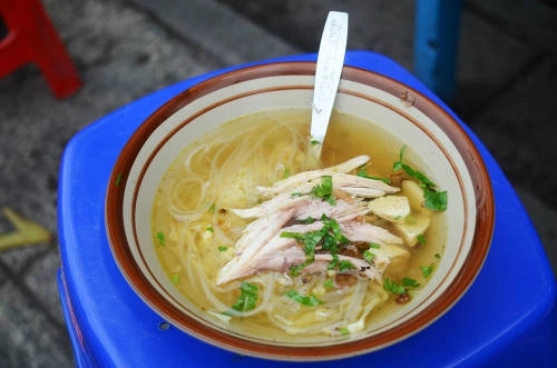 Soto (Súp thịt) Món soto được làm từ nước luộc rau và thịt gà, thường ăn kèm với cơm và mì sợi. Nhiều nơi còn sử dụng thịt bò thay cho thịt gà, thậm chí có thịt heo hoặc thịt cừu. Mỗi địa phương lại có cách trình bày và cách dùng nguyên liệu khác nhau khi nấu món ăn này. Soto ăn ngon hơn khi còn nóng. Đối với các du khách thích khám phá ẩm thực địa phương thì không nên bỏ qua món ăn này. Giá cho một tô soto từ 8.000 rupiah (12.000 đồng). Ảnh: Phong Vinh.