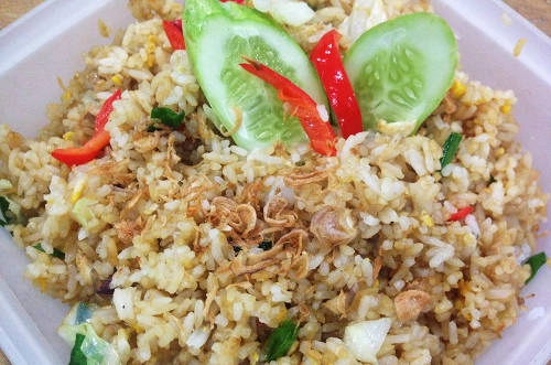 Nasi goreng (Cơm chiên) Nasi goreng hay cơm chiên là món ăn nổi tiếng mà du khách không nên bỏ lỡ khi ghé thăm Indonesia. Đúng như tên gọi, món ăn được làm cơm, chiên với các loại gia vị và nguyên liệu khác nhau tùy thuộc vào từng hàng quán. Thay vì chỉ thưởng thức món cơm chiên thuần túy, ngày nay thực khách còn có cơ hội biết tới nhiều hương vị khác như: nasi goreng ayam, nasi goreng ikan asin, nasi goreng kambing, nasi goreng pete, nasi goreng Jawa... Giá cho một đĩa cơm chiên khoảng 10.000 rupiah (17.000 đồng). Ảnh: Thùy Dung.