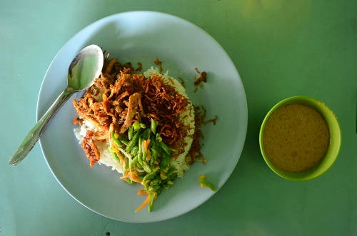 Nasi balap (Cơm balap) Món nasi balap có nguồn gốc từ đảo Lombok, một trong những điểm du lịch nổi tiếng ở Indonesia. Nhưng du khách cũng có thể tìm thấy món này ở những vùng khác của Indonesia như đảo Java, Bali, hay Palu (đảo Sulawesi). Món cơm trắng được ăn kèm với thịt gà xé, đậu nành chiên, và đặc biệt không thể thiếu chén nước sốt có vị đặc trưng được pha theo công thức riêng. Món ăn này có giá khoảng 15.000 rupiah một suất (khoảng 25.000 đồng). Ảnh: Phong Vinh.