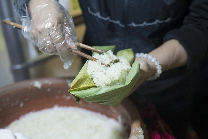 Thoạt nhìn, bánh khúc khá giống các món xôi thông thường nhưng có thêm phần nhân đậu xanh được đồ lên, giã nhuyễn cùng với thịt lợn thái miếng, tẩm ướp gia vị và hạt tiêu. Bọc bên ngoài là lớp xôi trắng. Giá một chiếc bánh là 13.000 đồng. Bạn có thể ăn bánh khúc với một chút lạc vừng.