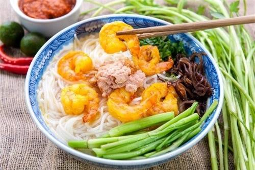 Bún tôm Bát bún tôm Hải Phòng có bún sợi to, mềm và trắng. Tôm được chọn là những con tôm đỏ au, chắc thịt. Nước dùng có vị chua dịu được làm từ cà chua, me, dọc mùng. Phía trên còn có thêm cá rán, ruốc cua. Ở Hải Phòng, bún tôm được bán cả sáng và tối, nhiều nhất từ 18h tới khuya, trên đường Trần Quang Khải, Cát Dài, Lạch Tray. Giá 30.000 đồng một bát. Ảnh: baogiaothong.