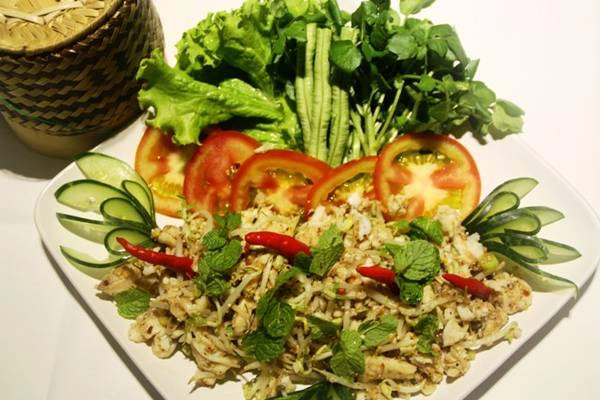 Du khách có thể dễ dàng thưởng thức món ăn này tại các khắp các nhà hàng, quán ăn từ sang trọng đến bình dân ở mọi miền đất nước Lào. Ảnh: bootsnall.com 5-mon-an-ngon-kho-cuong-cua-am-thuc-lao-ivivu-2