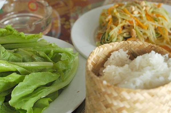 Cách lý tưởng nhất để thưởng thức món nộm đu đủ Lào là dùng khi uống bia hoặc ăn xôi. Ảnh: bootsnall.com 5-mon-an-ngon-kho-cuong-cua-am-thuc-lao-ivivu-3