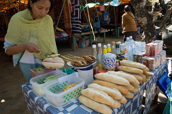 Một tiệm bán bánh mỳ giòn kiểu Pháp trên đường phố Luang Phrabang. Ảnh: bootsnall.com 5-mon-an-ngon-kho-cuong-cua-am-thuc-lao-ivivu-4