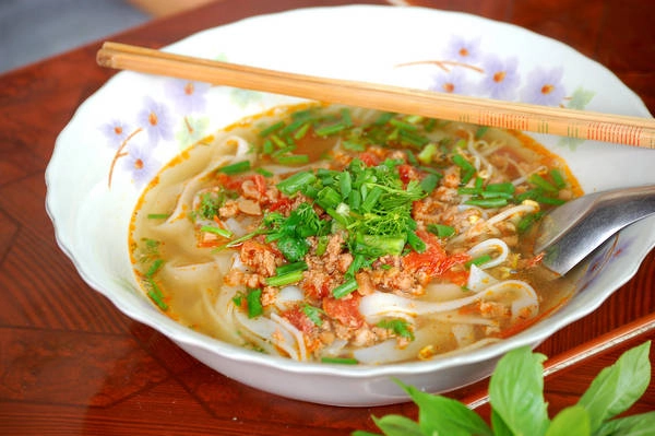 Điểm đặc biệt của món ăn là không cần đến nước xương hầm mà khi trộn khausoy tan vào nước vẫn đủ làm thực khách ấn tượng về mùi thơm hấp dẫn, vị ngọt đậm đà. Ảnh: Flickr.com 5-mon-an-ngon-kho-cuong-cua-am-thuc-lao-ivivu-5