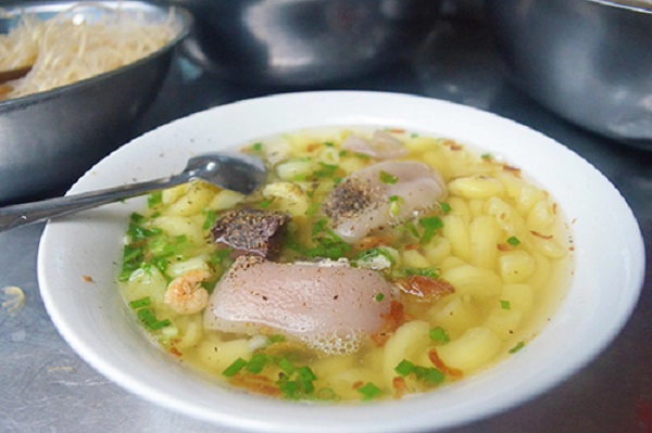 Nui Bên cạnh hủ tiếu, bánh canh hay bún bò, nui cũng là món ngon được nhiều người ưa chuộng. Nui dẻo mềm ăn kèm với giò, huyết được bán tại một quán nằm bên trong khu chợ. Để tăng thêm độ đậm đà của món ăn, đầu bếp còn nấu kèm tôm khô, nước lèo ngọt và thơm mùi xương. Mỗi tô nui thịt có giá 25.000 đồng. Nếu thích ăn giò, bạn có thể gọi thêm, giá sẽ thay đổi tùy theo yêu cầu của khách. Hủ tiếu ốcMón ăn là cơn gió mới cho những ai thích món hủ tiếu vì tại đây món ăn được ăn với ốc. Một tô nóng hổi với sợi hủ tiếu dai, sò lông được luộc chín trước, ốc khế, nghêu, chả và viên mộc. Nước lèo ngọt thanh.Giá cho một tô hủ tiếu ốc là 30.000 đồng. Quán ăn có không gian nhỏ, nhưng dễ tìm vì nằm ngay trung tâm chợ Hoa. Quán mở cửa từ 3h chiều đến tối. Nui Bên cạnh hủ tiếu, bánh canh hay bún bò, nui cũng là món ngon được nhiều người ưa chuộng. Nui dẻo mềm ăn kèm với giò, huyết được bán tại một quán nằm bên trong khu chợ. Để tăng thêm độ đậm đà của món ăn, đầu bếp còn nấu kèm tôm khô, nước lèo ngọt và thơm mùi xương. Mỗi tô nui thịt có giá 25.000 đồng. Nếu thích ăn giò, bạn có thể gọi thêm, giá sẽ thay đổi tùy theo yêu cầu của khách. Hủ tiếu ốcMón ăn là cơn gió mới cho những ai thích món hủ tiếu vì tại đây món ăn được ăn với ốc. Một tô nóng hổi với sợi hủ tiếu dai, sò lông được luộc chín trước, ốc khế, nghêu, chả và viên mộc. Nước lèo ngọt thanh.Giá cho một tô hủ tiếu ốc là 30.000 đồng. Quán ăn có không gian nhỏ, nhưng dễ tìm vì nằm ngay trung tâm chợ Hoa. Quán mở cửa từ 3h chiều đến tối.