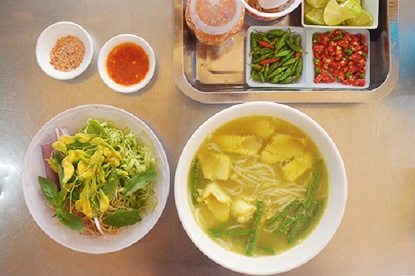 Bún num bò hóc Theo đường Hồ Thị Kỷ, đi sâu vào bên trong, bạn sẽ bắt gặp chợ Campuchia. Ngay khi đến gần chợ, du khách sẽ nhanh chóng ngửi thấy mùi mắm prohoc hay còn gọi là mắm bò hóc, một đặc sản của người Khmer. Ngoài bún tươi, thành phần chính của món ăn là thịt cá lóc đồng và nước lèo được nấu theo công thức riêng. Nếu không ngửi được mùi mắm, thực khách sẽ khó thưởng thức trọn vị. Giá một tô bún từ 30.000 đồng. Các quán ăn ở đây thường mở đến 6 giờ chiều. Chè CampuchiaCũng nằm trong khu chợ Campuchia, ở ngay lối vào chợ bạn sẽ đi ngang quán chè Cô Có hay còn gọi là quán chè Miên đã bán được hơn 40 năm. Quán được lòng nhiều thực khách hảo ngọt bởi các món chè được nấu theo công thức xứ Angkor.Quán có hơn chục loại chè khác nhau như chè trứng, mì trứng, chè đậu trắng, chè táo xọn, chè chuối, xôi Xiêm... nhưng hút nhất là chén chè thập cẩm có giá 15.000 đồng bởi tất cả các loại nguyên liệu đều được hội tụ. Bún num bò hóc Theo đường Hồ Thị Kỷ, đi sâu vào bên trong, bạn sẽ bắt gặp chợ Campuchia. Ngay khi đến gần chợ, du khách sẽ nhanh chóng ngửi thấy mùi mắm prohoc hay còn gọi là mắm bò hóc, một đặc sản của người Khmer. Ngoài bún tươi, thành phần chính của món ăn là thịt cá lóc đồng và nước lèo được nấu theo công thức riêng. Nếu không ngửi được mùi mắm, thực khách sẽ khó thưởng thức trọn vị. Giá một tô bún từ 30.000 đồng. Các quán ăn ở đây thường mở đến 6 giờ chiều. Chè CampuchiaCũng nằm trong khu chợ Campuchia, ở ngay lối vào chợ bạn sẽ đi ngang quán chè Cô Có hay còn gọi là quán chè Miên đã bán được hơn 40 năm. Quán được lòng nhiều thực khách hảo ngọt bởi các món chè được nấu theo công thức xứ Angkor.Quán có hơn chục loại chè khác nhau như chè trứng, mì trứng, chè đậu trắng, chè táo xọn, chè chuối, xôi Xiêm... nhưng hút nhất là chén chè thập cẩm có giá 15.000 đồng bởi tất cả các loại nguyên liệu đều được hội tụ.