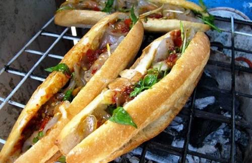 Bánh mì kẹp bột lọc Bánh bột lọc không còn xa lạ gì với du khách đến miền Trung, nhưng ở Quảng Bình có món ăn khá độc đáo là bánh mì kẹp bột lọc. Những viên bột lọc nhân tôm và nhân đậu xanh được chủ quán nhanh tay bỏ vào trong bánh mì còn nóng, chan thêm nước sốt cay. Món ăn này được nhiều du khách tò mò mua thử khi đến chợ Đồng Hới. Phần bột lọc có độ dai vừa phải, tôm đậm đà, nhân đậu xanh mềm và ngọt, tạo nên một món ăn dân dã nhưng có sức hút. Một phần có giá 10.000 đồng. Ảnh: giadinh.