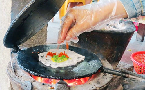 Bánh ép là sự biến tấu từ nguyên liệu chính là bột lọc và nhiều thứ nhân khác nhau như thịt bò khô, pa tê, thịt, trứng. Ảnh: baomoi