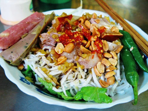 Bún mắm gồm 2 thành phần chính đó là bún và mắm. Ảnh: khamphadisan