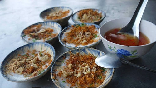 Bánh bèo: Từ 2h chiều trở đi, các quán bánh bèo ở Quy Nhơn rất đông khách, gồm cả học sinh sinh viên và nhiều khách du lịch tìm đến thưởng thức. Bạn có thể chọn ăn bánh bèo chén, chan nước mắm ớt lên hoặc bánh bèo đĩa. Giá chỉ 1.000-2.000 đồng một chén. Các quán bánh bèo ngon ở đường Diên Hồng khúc gần Đại học Quy Nhơn, hẻm 440 Nguyễn Thị Minh Khai, đường Trần Nguyên Đán, Phan Đăng Lưu… Ảnh: HiQuyNhon Bánh bèo: Từ 2h chiều trở đi, các quán bánh bèo ở Quy Nhơn rất đông khách, gồm cả học sinh sinh viên và nhiều khách du lịch tìm đến thưởng thức. Bạn có thể chọn ăn bánh bèo chén, chan nước mắm ớt lên hoặc bánh bèo đĩa. Giá chỉ 1.000-2.000 đồng một chén. Các quán bánh bèo ngon ở đường Diên Hồng khúc gần Đại học Quy Nhơn, hẻm 440 Nguyễn Thị Minh Khai, đường Trần Nguyên Đán, Phan Đăng Lưu… Ảnh: HiQuyNhon