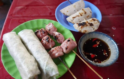 Nem chả nướng - bánh cuốn: Nhắc đến đặc sản vùng đất võ không thể không kể đến nem và chả. Biến tấu thành món ăn vặt, nem chả thường được xiên que nướng, ăn kèm bánh cuốn - một món hơi giống gỏi cuốn. Nem có vị chua chua ngọt ngọt, ăn cùng nước chấm nhiều ớt, tạo vị đậm đà khó quên. Một xiên nem giá 7.000 đồng, một đĩa bánh cuốn 8.000 -10.000 đồng. Địa chỉ gợi ý: quán nem nướng trên đường Hải Thượng Lãn Ông hoặc khu ăn vặt Phan Bội Châu. Ảnh: HiQuyNhon Nem chả nướng - bánh cuốn: Nhắc đến đặc sản vùng đất võ không thể không kể đến nem và chả. Biến tấu thành món ăn vặt, nem chả thường được xiên que nướng, ăn kèm bánh cuốn - một món hơi giống gỏi cuốn. Nem có vị chua chua ngọt ngọt, ăn cùng nước chấm nhiều ớt, tạo vị đậm đà khó quên. Một xiên nem giá 7.000 đồng, một đĩa bánh cuốn 8.000 -10.000 đồng. Địa chỉ gợi ý: quán nem nướng trên đường Hải Thượng Lãn Ông hoặc khu ăn vặt Phan Bội Châu. Ảnh: HiQuyNhon