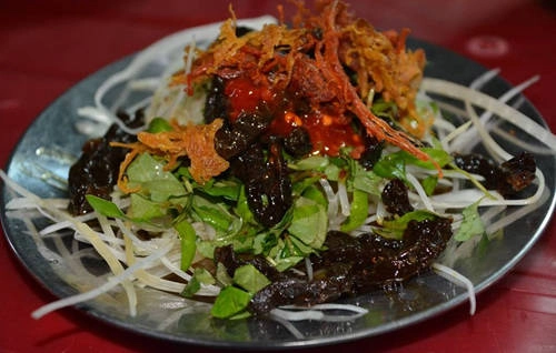 Gỏi khô bò: Món ăn vặt được trộn từ đu đủ xắt sợi, khô bò và các gia vị khác tạo nên vị cay đặc trưng . Nếu là khách du lịch đến Quy Nhơn lần đầu, bạn nên thử món này và nhắc chủ quán nêm ớt vừa khẩu vị, bởi các món ăn ở đây rất cay. Một đĩa khô bò giá 8.000 -10.000 đồng tại đường Phan Đình Phùng, Nguyễn Công Trứ hoặc hẻm ăn vặt Trần Độc. Ảnh: Má Lúm Gỏi khô bò: Món ăn vặt được trộn từ đu đủ xắt sợi, khô bò và các gia vị khác tạo nên vị cay đặc trưng . Nếu là khách du lịch đến Quy Nhơn lần đầu, bạn nên thử món này và nhắc chủ quán nêm ớt vừa khẩu vị, bởi các món ăn ở đây rất cay. Một đĩa khô bò giá 8.000 -10.000 đồng tại đường Phan Đình Phùng, Nguyễn Công Trứ hoặc hẻm ăn vặt Trần Độc. Ảnh: Má Lúm