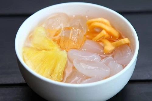 Chè mít đác Hạt đác mọc nhiều ở Nha Trang, quả có hình thù khá giống dừa non. Chè đác mít gồm hạt đác, mít tươi xé sợi, dứa thái lát mỏng, nước cốt dừa. Một cốc chè có giá khoảng 10.000 đồng, được bán ở các quán chè trái cây trên đường Bạch Đằng, Quang Trung, Tô Hiến Thành. Ảnh: Phương Thảo.