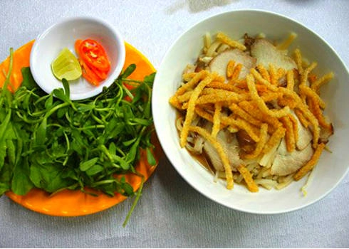 Cao lầu rất ít nước nhưng khi ăn lại có hương vị đậm đà và hấp dẫn. Cao lầu rất ít nước nhưng khi ăn lại có hương vị đậm đà và hấp dẫn.