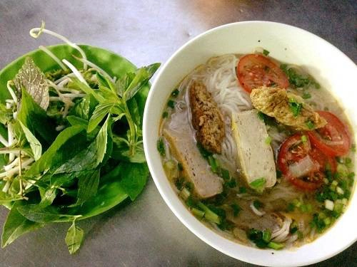 Bánh canh chả cá được bán ở nhiều vỉa hè, giá 20.000 đồng. Ảnh: Má Lúm. Bánh canh chả cá được bán ở nhiều vỉa hè, giá 20.000 đồng. Ảnh: Má Lúm.
