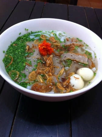 Tô bánh canh hẹ có trứng cút và ớt cay nồng đặc trưng Phú Yên. Ảnh: Bánh Bèo Quơ. Tô bánh canh hẹ có trứng cút và ớt cay nồng đặc trưng Phú Yên. Ảnh: Bánh Bèo Quơ.