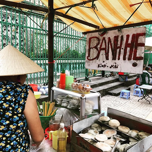 Bánh hẹ: Đáp ứng đầy đủ tiêu chí ngon - bổ - rẻ, bánh hẹ là món bình dân ít đồ ăn nào vượt mặt được. Chiếc bánh có nhân là hẹ, sau khi chiên lên có độ giòn, bên trong mềm và dẻo mịn. Ảnh: @julie_pp_mette.