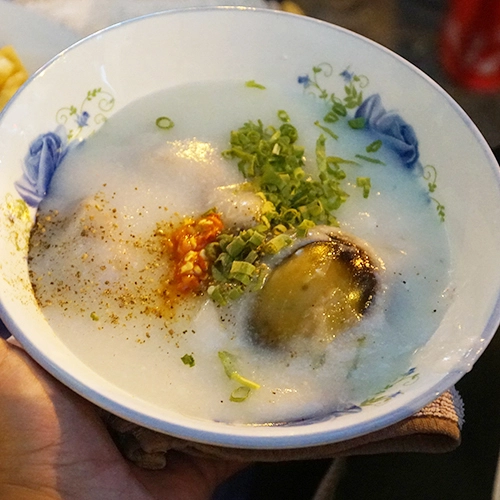 Cháo sườn: Cháo sườn hấp dẫn thực khách nhờ độ dẻo mịn của cháo được nấu quyện cùng sườn heo, có vị đậm đà. Đây là món ăn nổi tiếng của đất Hà thành. Nếu di chuyển trên con đường Hai Bà Trưng, quận 1, khúc gần chợ Tân Định, bạn sẽ phát hiện ra nhiều xe cháo sườn. Tuy chỉ bán vỉa hè, các quán ăn ở đây đều thu hút đông thực khách nhờ hương vị khác lạ của món ăn. Mỗi tô cháo bình thường có giá 20.000 đồng. Bạn có thể gọi thêm trứng bắc thảo để ăn kèm. Người thích ăn cay có thể yêu cầu cho thêm ớt bằm.