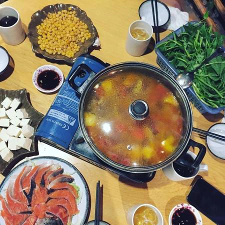 Lẩu cá hồi Cá hồi hiện được nuôi ở nhiều vùng tại Việt Nam nhưng nhắc đến món này, Sa Pa nổi tiếng hơn cả. Cá có thịt chắc, thớ săn, không có mỡ, màu hồng tươi, mềm và béo ngọt, ngon nhất là nhúng lẩu. Cá được bắt tại bể rồi sơ chế cho khách nên tươi. Giá khoảng 600.000 đồng một kg. Ảnh: chienthangg.