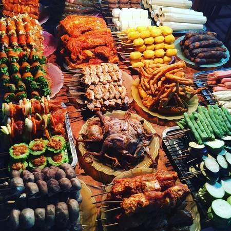 Đồ nướng  Ít có nơi nào là thực đơn các món nướng lại phong phú như ở Sa Pa. Không chỉ có thịt bò, thịt lợn hay xúc xích, người ta còn xiên cả cá, lòng, dạ dày, khoai lang, rau củ quả để nướng. Tùy từng loại mỗi xiên có giá tiền khác nhau, trung bình khoảng 10.000 đồng. Cái thú vị nhất của món này là thực khách chọn xiên rồi chờ chủ quán nướng chín, đến khi thưởng thức nóng hôi hổi, thơm phức. Ảnh: 2late134.