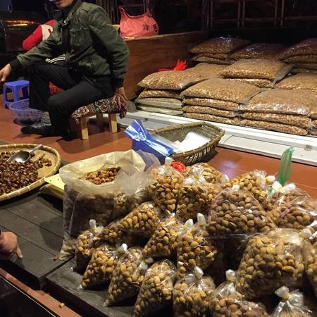 Hạt dẻ rừng Hạt dẻ rừng Sa Pa hay còn gọi là hạt hạnh nhân, thường được rang ở nhiệt độ cao với muối hoặc bơ, có thể để lâu nên nhiều khách mua về làm quá. Giá 200.000 đồng một kg. Ngoài ra, bạn cũng có thể thưởng thức hạt dẻ như ở Trùng Khánh hay Trung Quốc, cùi màu vàng, ngọt, bùi, giá 80.000 đồng một kg. Loại này ăn nóng là ngon nhất. Ảnh: thanhdung49.