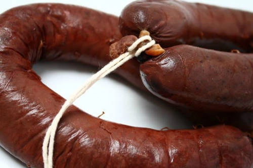 Xúc xích đỏ Trong ẩm thực Pháp, boudin noir là xúc xích đỏ hay dồi làm từ tiết lợn trộn cùng dấm và tùy vùng miền mà thêm các nguyên liệu khác như bánh mì, hành, gạo... đến khi đông lại. Hỗn hợp này được nhồi vào khúc ruột bằng phễu. Món này được phục vụ theo nhiều cách khác nhau, như xào với táo thái lát hoặc ăn nguội. Thực tế boudin noir không chỉ có ở Pháp mà cả các nước châu Âu khác là Anh, Đức, Bỉ, Tây Ban Nha... cũng tiêu thụ nhưng có tên gọi và thành phần khác nhau. Ảnh: Them-Apples. Xúc xích đỏ Trong ẩm thực Pháp, boudin noir là xúc xích đỏ hay dồi làm từ tiết lợn trộn cùng dấm và tùy vùng miền mà thêm các nguyên liệu khác như bánh mì, hành, gạo... đến khi đông lại. Hỗn hợp này được nhồi vào khúc ruột bằng phễu. Món này được phục vụ theo nhiều cách khác nhau, như xào với táo thái lát hoặc ăn nguội. Thực tế boudin noir không chỉ có ở Pháp mà cả các nước châu Âu khác là Anh, Đức, Bỉ, Tây Ban Nha... cũng tiêu thụ nhưng có tên gọi và thành phần khác nhau. Ảnh: Them-Apples.