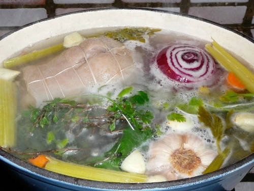 Đầu bê Người Pháp gọi món này là tête de veau, nghĩa đen chính là đầu bê. Đây là món mất khá nhiều thời gian để chuẩn bị. Đầu cần lọc xương rồi lấy phần thịt cuộn cùng lưỡi thành một bó rồi ướp gia vị để luộc sôi chừng 3 tiếng cùng các loại rau củ tới khi sủi bọt và được bao bọc mởi một lớp chất béo. Khi đem lên bàn ăn, óc bê được ăn kèm sốt gribiche (một kiểu mayonnaise làm từ trứng lạnh) hoặc sốt ravigote (làm từ rau, nước hầm thịt và rau thơm). Vào thời kỳ khó khăn, những người nghèo ở Pháp vẫn làm món này theo cách truyền thống nhưng sử dụng đầu lợn. Ảnh: Keldelice. Đầu bê Người Pháp gọi món này là tête de veau, nghĩa đen chính là đầu bê. Đây là món mất khá nhiều thời gian để chuẩn bị. Đầu cần lọc xương rồi lấy phần thịt cuộn cùng lưỡi thành một bó rồi ướp gia vị để luộc sôi chừng 3 tiếng cùng các loại rau củ tới khi sủi bọt và được bao bọc mởi một lớp chất béo. Khi đem lên bàn ăn, óc bê được ăn kèm sốt gribiche (một kiểu mayonnaise làm từ trứng lạnh) hoặc sốt ravigote (làm từ rau, nước hầm thịt và rau thơm). Vào thời kỳ khó khăn, những người nghèo ở Pháp vẫn làm món này theo cách truyền thống nhưng sử dụng đầu lợn. Ảnh: Keldelice.