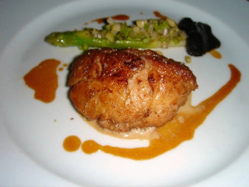 Lá lách bê Lá lách bê (hay ris de veau trong tiếng Pháp) phải được làm sạch bằng nước lạnh, nước muối vài lần trước khi chế biến. Sau đó chúng được đem đi ép, cắt ra để chiên hoặc om. Món ăn này cũng được cho là có nguồn gốc từ những người nghèo, tận dụng mọi bộ phận của động vật để làm thức ăn và về sau lại trở thành đặc sản. Hơn nữa, Pháp có rất truyền thống nuôi nhiều bò sữa, những con không cho sữa sẽ trở thành nguồn thực phẩm sẵn có. Ảnh: Inspirational Food. Lá lách bê Lá lách bê (hay ris de veau trong tiếng Pháp) phải được làm sạch bằng nước lạnh, nước muối vài lần trước khi chế biến. Sau đó chúng được đem đi ép, cắt ra để chiên hoặc om. Món ăn này cũng được cho là có nguồn gốc từ những người nghèo, tận dụng mọi bộ phận của động vật để làm thức ăn và về sau lại trở thành đặc sản. Hơn nữa, Pháp có rất truyền thống nuôi nhiều bò sữa, những con không cho sữa sẽ trở thành nguồn thực phẩm sẵn có. Ảnh: Inspirational Food.