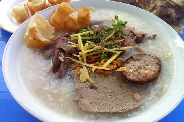Cháo lòng Cái Tắc Không chỉ nổi tiếng trong tỉnh, “tiếng thơm” của cháo lòng Cái Tắc còn được truyền khắp vùng đồng bằng sông Cửu Long. Cháo được nấu nhừ và lỏng. Vì người bán thường dùng vá để khuấy, huyết bên trong cũng tan ra thành từng miếng nhỏ, màu huyết quyện với cháo tạo nên màu trắng ngà. Cái Tắc là thị trấn thuộc huyện Châu Thành A, tỉnh Hậu Giang. Nhiều quán cháo nằm sát nhau. Dù cách nấu hay gia giảm gia vị có khá nhau, hương vị của món ăn vẫn sẽ khiến bạn thích thú. Ảnh: dansanthonque. Cháo lòng Cái Tắc Không chỉ nổi tiếng trong tỉnh, “tiếng thơm” của cháo lòng Cái Tắc còn được truyền khắp vùng đồng bằng sông Cửu Long. Cháo được nấu nhừ và lỏng. Vì người bán thường dùng vá để khuấy, huyết bên trong cũng tan ra thành từng miếng nhỏ, màu huyết quyện với cháo tạo nên màu trắng ngà. Cái Tắc là thị trấn thuộc huyện Châu Thành A, tỉnh Hậu Giang. Nhiều quán cháo nằm sát nhau. Dù cách nấu hay gia giảm gia vị có khá nhau, hương vị của món ăn vẫn sẽ khiến bạn thích thú. Ảnh: dansanthonque.