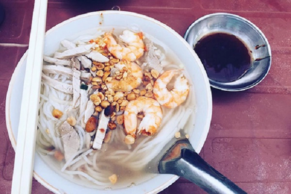Bún gỏi già Ngay từ miếng đầu tiên, thực khách sẽ cảm nhận được mùi vị đặc trưng của mắm cá linh. Ngoài ra còn vị béo bùi của dừa, chua nhè nhẹ của me kết hợp với chất ngọt của tôm đất. Không ít người nhầm món này với bún mắm vì nguyên liệu chính được dùng để nấu là mắm cá linh. Nước lèo khi nấu phải có nước dừa, đường phèn để tạo độ ngọt mà không bị gắt. Một tô bún có giá từ 15.000 đồng. Khi ăn, bạn có thể cho thêm chút chanh, ớt bằm nếu thích. Ảnh: Instgram. Bún gỏi già Ngay từ miếng đầu tiên, thực khách sẽ cảm nhận được mùi vị đặc trưng của mắm cá linh. Ngoài ra còn vị béo bùi của dừa, chua nhè nhẹ của me kết hợp với chất ngọt của tôm đất. Không ít người nhầm món này với bún mắm vì nguyên liệu chính được dùng để nấu là mắm cá linh. Nước lèo khi nấu phải có nước dừa, đường phèn để tạo độ ngọt mà không bị gắt. Một tô bún có giá từ 15.000 đồng. Khi ăn, bạn có thể cho thêm chút chanh, ớt bằm nếu thích. Ảnh: Instgram.