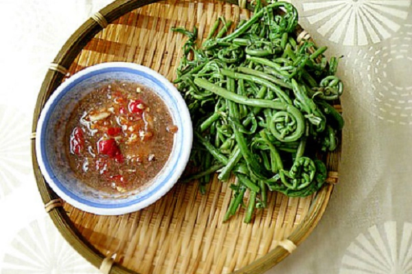 Đọt choại Là món rau dân dã ở Hậu Giang, đọt choại có lá xoăn tít, cuộn lại, vị ngọt nhẹ, thơm và giòn. Những bụi đọt choại có vòi dài, lá xoắn, chưa kịp bung ra mới ngon, thường được dùng để nhúng lẩu cá ngát, trộn nước mắm giấm tỏi, chấm nước tương, chao hoặc ăn sống, xào tép… Các món ăn từ đọt choại thường xuất hiện trong bữa ăn của người dân miệt này. Rau đọt choại dễ úa nên ăn đến đâu người dân mới đi hái đến đó. Giá một bó nhỏ từ 10.000 đồng. Ảnh: lenlich. Đọt choại Là món rau dân dã ở Hậu Giang, đọt choại có lá xoăn tít, cuộn lại, vị ngọt nhẹ, thơm và giòn. Những bụi đọt choại có vòi dài, lá xoắn, chưa kịp bung ra mới ngon, thường được dùng để nhúng lẩu cá ngát, trộn nước mắm giấm tỏi, chấm nước tương, chao hoặc ăn sống, xào tép… Các món ăn từ đọt choại thường xuất hiện trong bữa ăn của người dân miệt này. Rau đọt choại dễ úa nên ăn đến đâu người dân mới đi hái đến đó. Giá một bó nhỏ từ 10.000 đồng. Ảnh: lenlich.