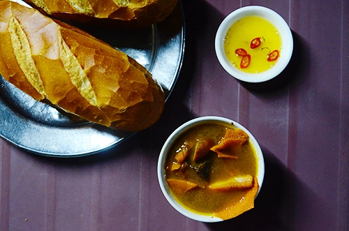 Phá lấu bò là món ăn được nhiều người Sài Gòn ưa thích. Nguyên liệu chính để làm món ăn là các bộ phận bên trong bao từ bò. Đối với những ai không ăn được các bộ phận này thì khó lòng mà yêu thích được. Sài Gòn có rất nhiều quán phá lấu bò, các địa chỉ nổi tiếng thường ở quận 4. Sự hấp dẫn của món này là mùi thơm phức, miếng bò dai dai nhưng vẫn có phần thịt mềm và không bị hôi.Món ăn thường bán vào buổi xế chiều cho đến tối. Mỗi suất ăn thường được bán kèm với bánh mì để chấm cùng. Nhiều quán còn chế thêm phá lấu bò ăn kèm với mì gói để có thêm sự lựa chọn cho thực khách. Giá một suất ăn dao động trong khoảng 20.000 - 40.000 đồng.