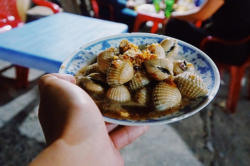 Ốc  Dù không phải là thành phố biển, món ốc ở Sài Gòn rất phong phú về thể loại cũng như đa dạng về cách chế biến, từ luộc, xào với tỏi, me, dừa, hay rau muống, cho đến hấp kiểu Thái, rang muối ớt...  Tùy cách nêm nếm mà mỗi nơi sẽ mang một vị riêng, như béo ngậy nước cốt dừa, thơm phức mùi sả hoặc nấu hơi mặn, cay xé lưỡi theo gu của khách. Tuy vậy, nếu có thể vừa ngồi ngắm đường phố Sài Gòn náo nhiệt, cạnh bên là vài món ốc với đủ cách chế biến thì không còn gì bằng.  Bạn có thể tìm đến đường Vĩnh Khánh (quận 4) nơi có nhiều quán ốc bán buổi tối, hoặc đường Phạm Văn Đồng hay quán lề đường An Dương Vương (quận 5).