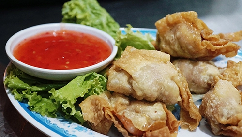 Sủi cảo, hoành thánh  Sủi cảo gần giống như hoành thánh nhưng lớn hơn. Sủi cảo có loại nhân thịt hoặc nhân chay chỉ gồm rau, nhưng các quán thường làm nhân hỗn hợp, đôi khi cho thêm tôm.  Thực khách có thể ăn sủi cảo với nước dùng, thêm mì, hoặc gọi riêng sủi cảo hấp hay chiên để đổi vị. Giá một phần ăn từ 30.000 đồng. Khu người Hoa ở quận 5 là nơi bán phổ biến món ăn này.