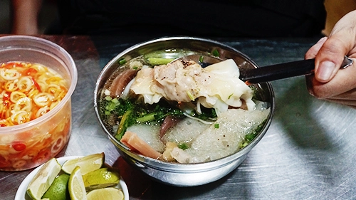 Món hoành thánh của người Hoa được biến tấu thành hoành thánh súp, chiên, mì hoành thánh. Mỗi loại có nét độc đáo riêng, nhưng vị dẻo thơm, nhân thịt đậm đà của hoành thánh thì vẫn không đổi. Hoành thánh súp là món được nhiều người ưa thích nhờ dễ ăn, ít dầu mỡ.
