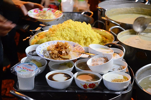 Chè  Chè là món ăn quen thuộc đối với những thực khách hảo ngọt. Nhưng với chè mâm, bạn cần phải có sức ăn khoẻ hoặc kêu gọi "đồng bọn" thì mới có thể thử hết gần 20 món chè khác nhau từ chè bà ba, chè táo xọn, chè chuối, chè bắp, chè đậu xanh, chè trôi nước, chè mè đen... đến bánh flan, rau câu dừa, xôi đậu.  Có tiếng ở Sài Gòn là các quán chè mâm trên đường Ngô Gia Tự, quận 10. Mỗi mâm chè đầy đủ ở đây có giá 75.000 đồng, bạn cũng có thể gọi từng món lẻ theo sở thích.