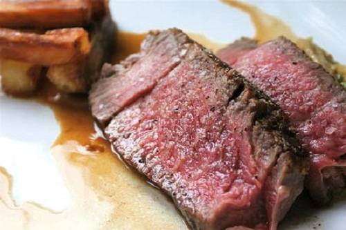 Bò tái kiến đốt: Đây là món ăn được chế biến theo cách rất lạ lùng: treo miếng thịt bò nóng hổi vừa xẻ thịt lên thân cây, ngay trước tổ kiến để kiến bâu vào đốt, sau đó mới đem rửa bằng nước muối loãng và nướng tái trên lửa than. Mỗi loại kiến mang lại hương vị khác nhau cho miếng thịt bò, do đó mỗi lần thưởng thức, bạn sẽ lại thấy lạ lẫm với món ăn thú vị này. Nước chấm làm từ tương ngô, tương đậu, gừng băm và đường. Khi ăn, thái thịt thành miếng vừa miệng và kẹp chung với chuối xanh, rau ngổ. Món ăn này có mặt trong các nhà hàng đặc sản, giá khoảng 350.000 đồng/kg. Ảnh: citinews Bò tái kiến đốt: Đây là món ăn được chế biến theo cách rất lạ lùng: treo miếng thịt bò nóng hổi vừa xẻ thịt lên thân cây, ngay trước tổ kiến để kiến bâu vào đốt, sau đó mới đem rửa bằng nước muối loãng và nướng tái trên lửa than. Mỗi loại kiến mang lại hương vị khác nhau cho miếng thịt bò, do đó mỗi lần thưởng thức, bạn sẽ lại thấy lạ lẫm với món ăn thú vị này. Nước chấm làm từ tương ngô, tương đậu, gừng băm và đường. Khi ăn, thái thịt thành miếng vừa miệng và kẹp chung với chuối xanh, rau ngổ. Món ăn này có mặt trong các nhà hàng đặc sản, giá khoảng 350.000 đồng/kg. Ảnh: citinews