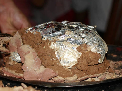 Gà đồi bọc đất nướng: Những con gà ri, gà tre nuôi thả rong trên núi nên thịt chắc, dai, ngọt, được chế biến thành gà hấp, gà quay, gà nướng mật ong, nhưng hấp dẫn nhất là món gà đồi bọc đất nướng. Gà làm sạch, bọc một lớp lá sen rồi đến lớp đất sét dày, nướng trên lửa than cho đến khi đất sét chuyển thành màu đen và bắt đầu nứt là gà chín. Xé gà khi còn nóng hổi và chấm muối tiêu chanh, buổi tối se lạnh ở phố núi Tam Đảo sẽ trở nên ấm áp hơn nhiều. Ảnh: kenhdulich Gà đồi bọc đất nướng: Những con gà ri, gà tre nuôi thả rong trên núi nên thịt chắc, dai, ngọt, được chế biến thành gà hấp, gà quay, gà nướng mật ong, nhưng hấp dẫn nhất là món gà đồi bọc đất nướng. Gà làm sạch, bọc một lớp lá sen rồi đến lớp đất sét dày, nướng trên lửa than cho đến khi đất sét chuyển thành màu đen và bắt đầu nứt là gà chín. Xé gà khi còn nóng hổi và chấm muối tiêu chanh, buổi tối se lạnh ở phố núi Tam Đảo sẽ trở nên ấm áp hơn nhiều. Ảnh: kenhdulich