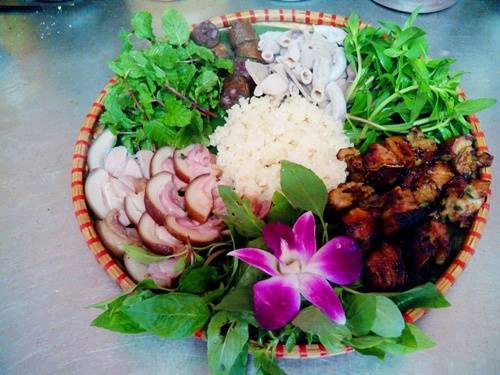 Thịt lợn mán: Nếu đi du lịch theo nhóm hoặc gia đình, bạn có thể gọi một mẹt lợn mán với đủ cách chế biến: hấp, xào lăn, nướng, rựa mận… Lợn mán lớn lên nhờ rau củ rừng nên thịt càng nhai càng ngọt, vừa ăn vừa nhấm nháp rượu sâu chít thì không còn gì thú hơn. Bạn cũng có thể ghé chợ và gọi vài xiên thịt lợn đồi, vừa nướng vừa ăn tại chỗ với mức giá khoảng 15.000 đồng/xiên, thêm một ống cơm lam nướng là đã đủ cho một bữa tối hoàn hảo. Ảnh: btrip Thịt lợn mán: Nếu đi du lịch theo nhóm hoặc gia đình, bạn có thể gọi một mẹt lợn mán với đủ cách chế biến: hấp, xào lăn, nướng, rựa mận… Lợn mán lớn lên nhờ rau củ rừng nên thịt càng nhai càng ngọt, vừa ăn vừa nhấm nháp rượu sâu chít thì không còn gì thú hơn. Bạn cũng có thể ghé chợ và gọi vài xiên thịt lợn đồi, vừa nướng vừa ăn tại chỗ với mức giá khoảng 15.000 đồng/xiên, thêm một ống cơm lam nướng là đã đủ cho một bữa tối hoàn hảo. Ảnh: btrip