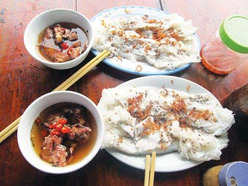 Bánh cuốn: Món ăn giản dị này ở Tam Đảo thường được gọi chệch đi thành “bánh quấn”. Không có nhiều khác biệt so với món bánh cuốn ở đồng bằng nhưng bột bánh được xay từ gạo lúa rẫy trồng trên núi nên thơm hơn hẳn. Bánh cũng có nhân thịt lợn xay với mộc nhĩ. Điểm độc đáo là ở món ăn kèm, hợp vị nhất là thịt lợn đồi nướng xiên. Ngoài ra, người dân Tam Đảo còn ăn bánh cuốn với trứng chiên, canh gà, thịt luộc. Ảnh: 24h Bánh cuốn: Món ăn giản dị này ở Tam Đảo thường được gọi chệch đi thành “bánh quấn”. Không có nhiều khác biệt so với món bánh cuốn ở đồng bằng nhưng bột bánh được xay từ gạo lúa rẫy trồng trên núi nên thơm hơn hẳn. Bánh cũng có nhân thịt lợn xay với mộc nhĩ. Điểm độc đáo là ở món ăn kèm, hợp vị nhất là thịt lợn đồi nướng xiên. Ngoài ra, người dân Tam Đảo còn ăn bánh cuốn với trứng chiên, canh gà, thịt luộc. Ảnh: 24h