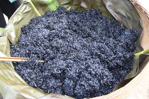Xôi đen: Người dân tộc ở Tam Đảo nấu xôi với nước lá lau xau và lá bánh tẻ giã nhuyễn, tạo thành màu xanh đen tự nhiên, thẫm bóng. Gạo nếp ngon ngâm từ 2 – 3 ngày nên nở hạt tròn căng, thơm mềm. Xôi đen tốt cho tiêu hóa, bổ máu, chữa đau đầu, ốm yếu nên không chỉ là món ăn mà còn là bài thuốc. Ngoài ra, ở Tam Đảo còn có các loại xôi ngũ sắc làm từ quả rôm, quả dành dành… Ảnh: dulichtamdao Xôi đen: Người dân tộc ở Tam Đảo nấu xôi với nước lá lau xau và lá bánh tẻ giã nhuyễn, tạo thành màu xanh đen tự nhiên, thẫm bóng. Gạo nếp ngon ngâm từ 2 – 3 ngày nên nở hạt tròn căng, thơm mềm. Xôi đen tốt cho tiêu hóa, bổ máu, chữa đau đầu, ốm yếu nên không chỉ là món ăn mà còn là bài thuốc. Ngoài ra, ở Tam Đảo còn có các loại xôi ngũ sắc làm từ quả rôm, quả dành dành… Ảnh: dulichtamdao